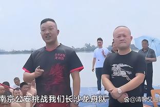 罗体：荷甲球迷威胁对方球员+砸破VAR显示屏 导致比赛中断半小时